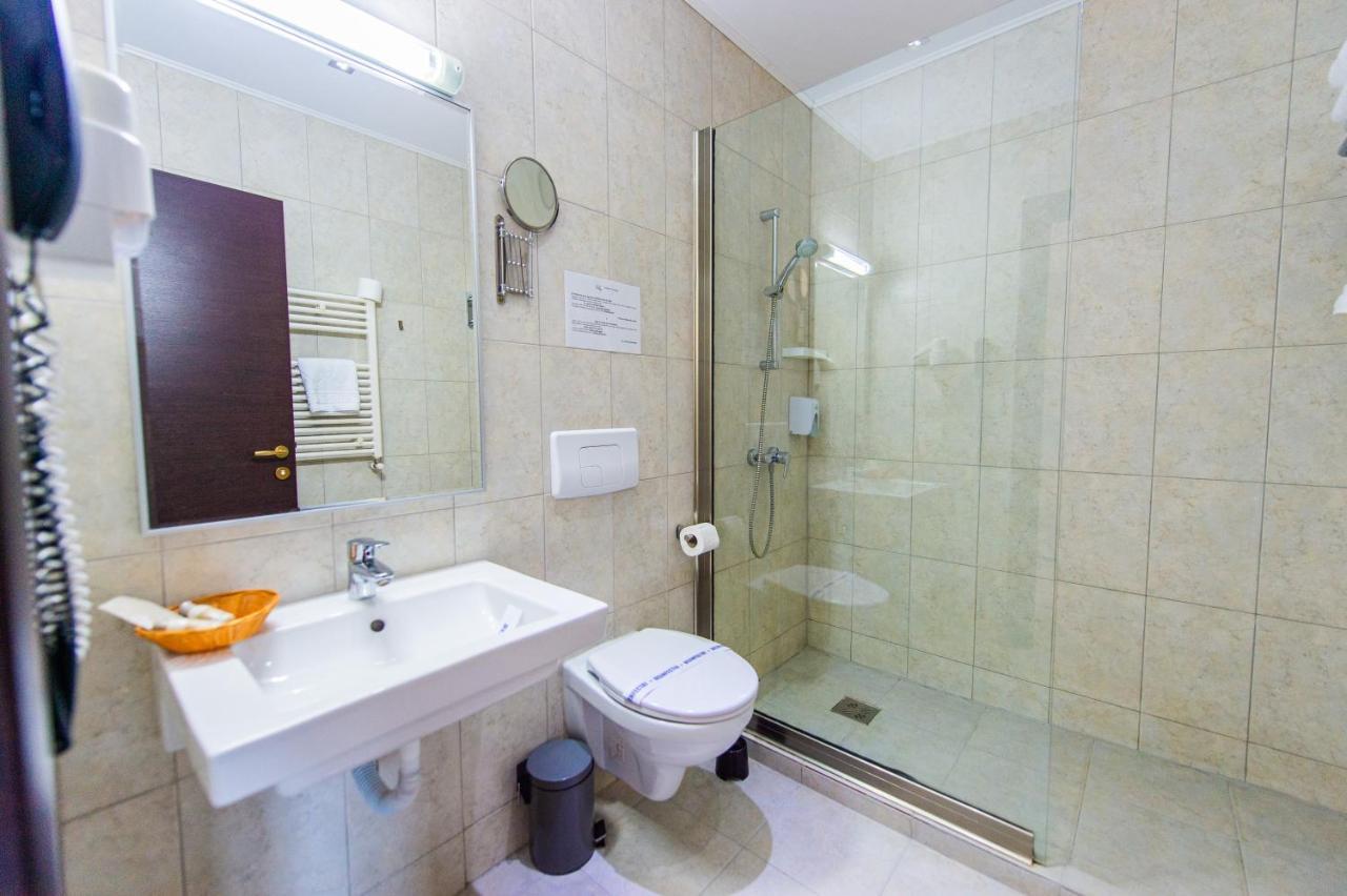 Hotel Prestige Mamaia Esterno foto