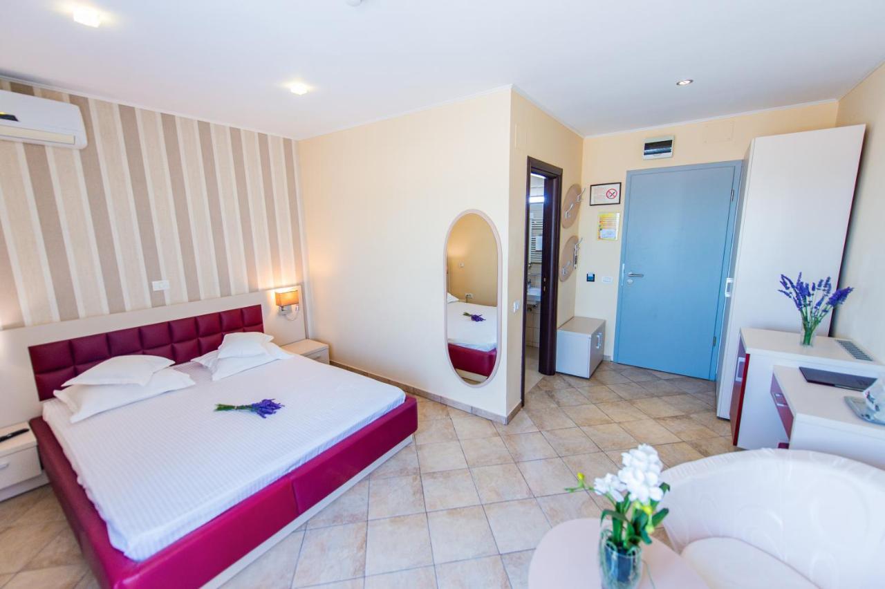 Hotel Prestige Mamaia Esterno foto