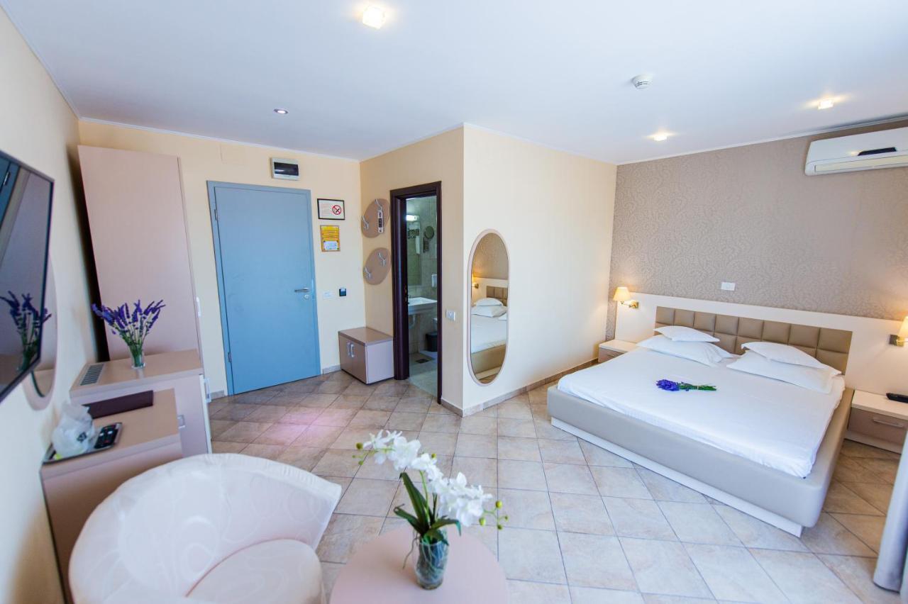 Hotel Prestige Mamaia Esterno foto