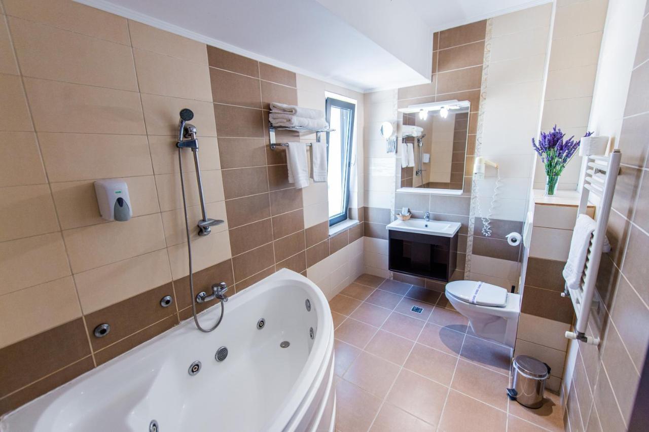 Hotel Prestige Mamaia Esterno foto